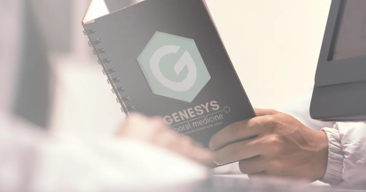 Matriz de riesgos y perfiles de cargo impresos sobre un escritorio de trabajo