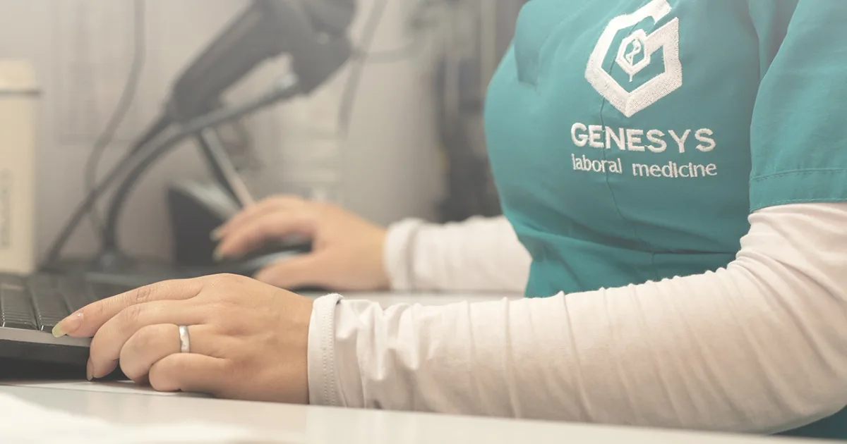 Manos sobre teclado y mouse en un escritorio de trabajo