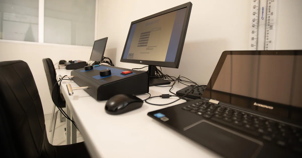 Puesto de pruebas con pantallas y equipos en Genesys Laboral Medicine